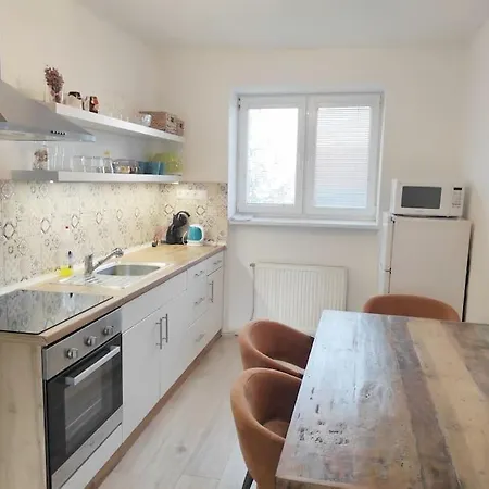 Apartamento Cosy Flat In A Quiet Location With Free Parking